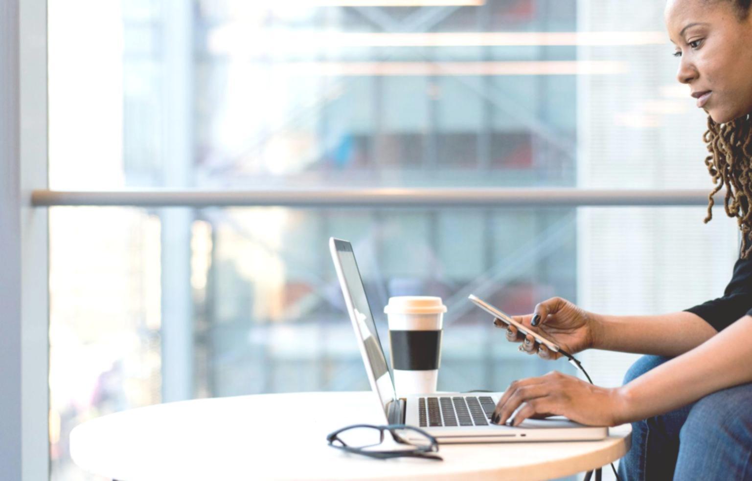 Espace de travail moderne avec outils financiers numériques